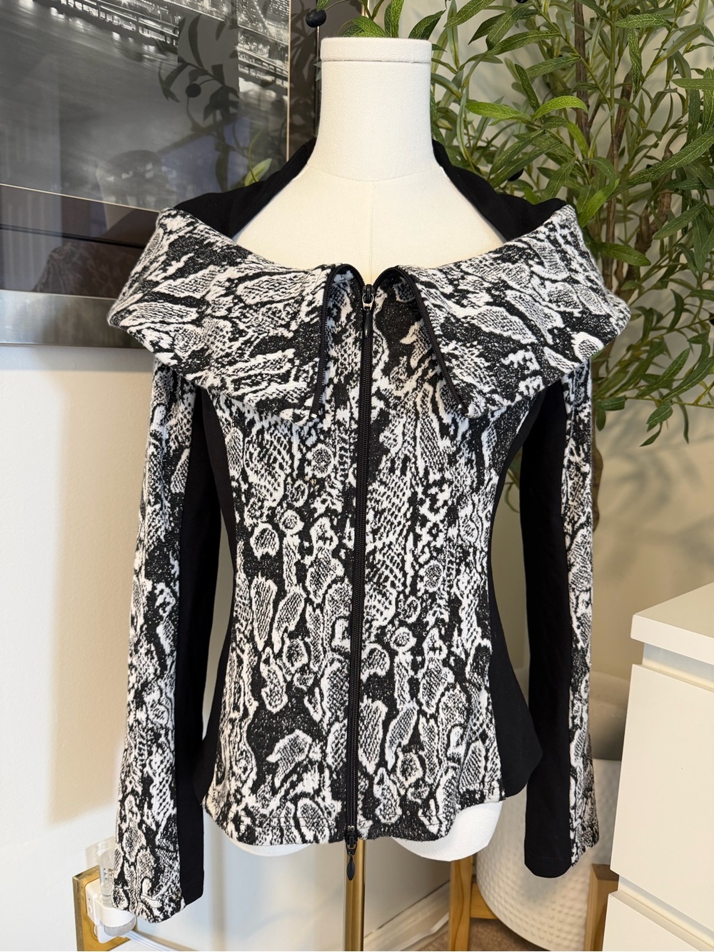 Joseph Ribkoff Black & Cream Jacquard Zip Cardigan Sweater Size 10